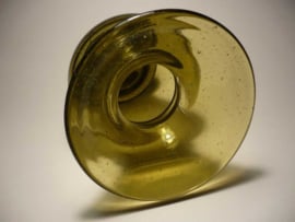 Mosgroen glazen vaas met luchtbelletjes