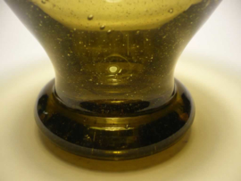 Mosgroen glazen vaas met luchtbelletjes