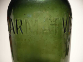 Antiek groene fles, beugel porselein, wapenschild en leeuwen