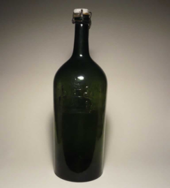 Antiek groene fles, beugel porselein, wapenschild en leeuwen