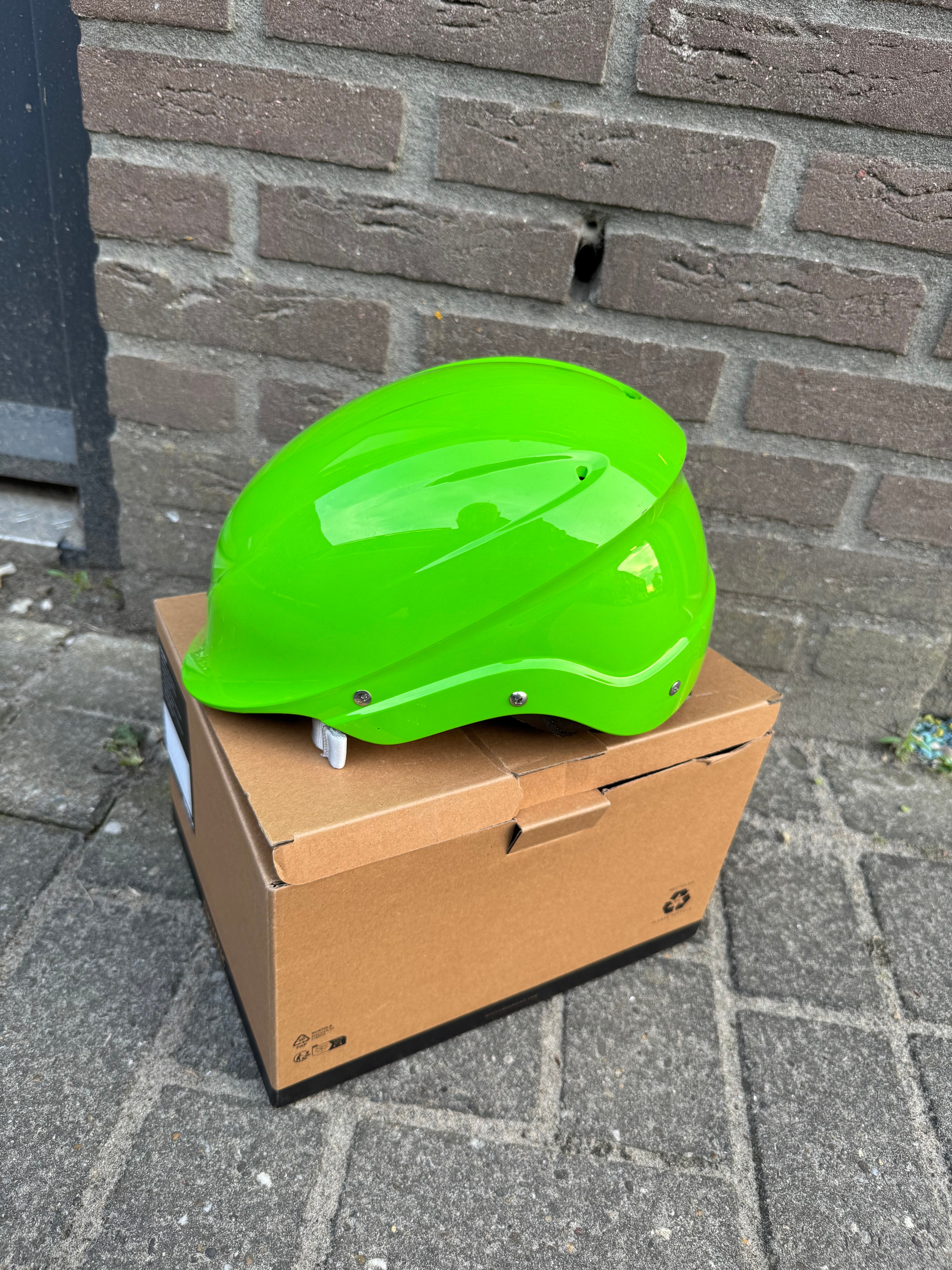 Shred ready  adjustable helmet  helder groen maat medium- Large