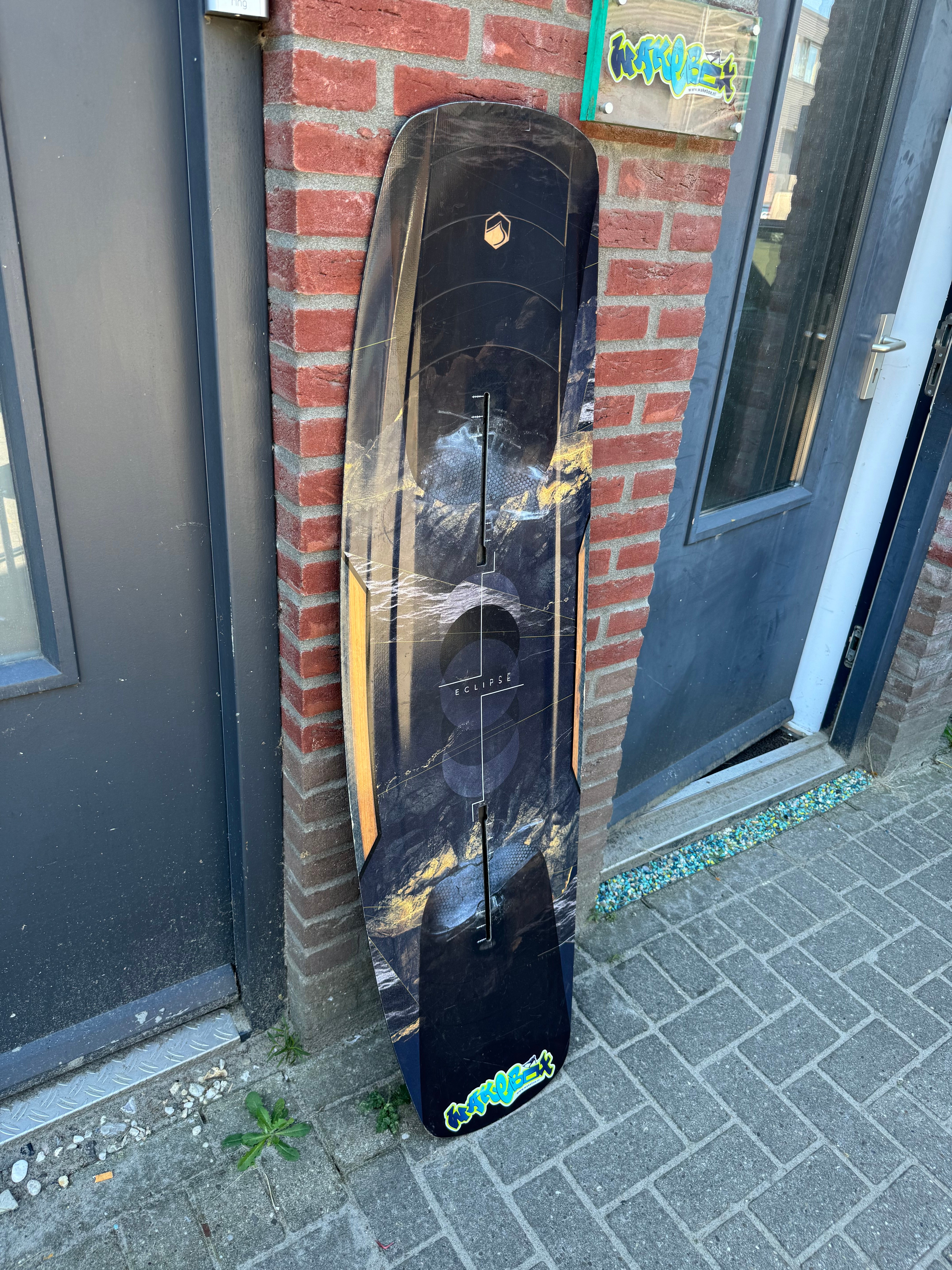 Liquid force eclipse in 151 cm gebruikt wakeboard met defecte flextrack