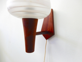 retro vintage Wandlamp lamp teakhout melkglas jaren 50