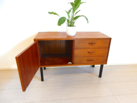 klein vintage dressoir uit de jaren 60