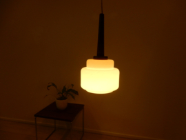 vintage kleine lamp hanglamp jaren 50 / 60 melkglas teakhoud