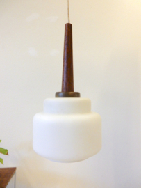 vintage kleine lamp hanglamp jaren 50 / 60 melkglas teakhoud