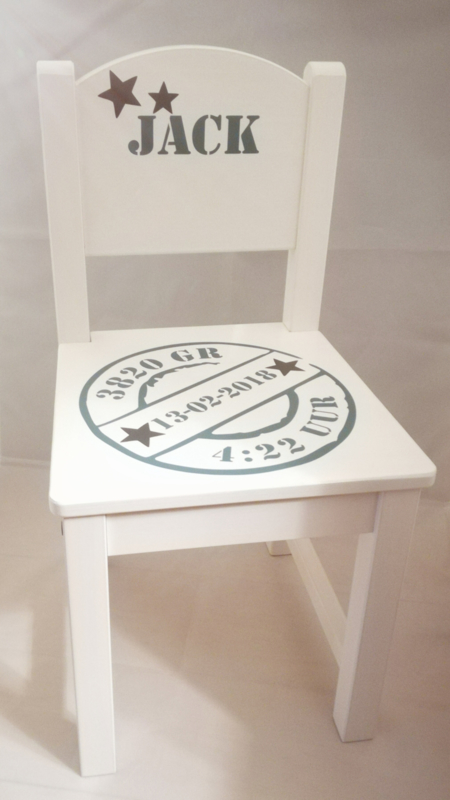 Stoeltje Naamdatum, Stempel of Geboortekaartje (Kleur Stoeltje steigerhout | Stoeltje met naam en geboortedatum