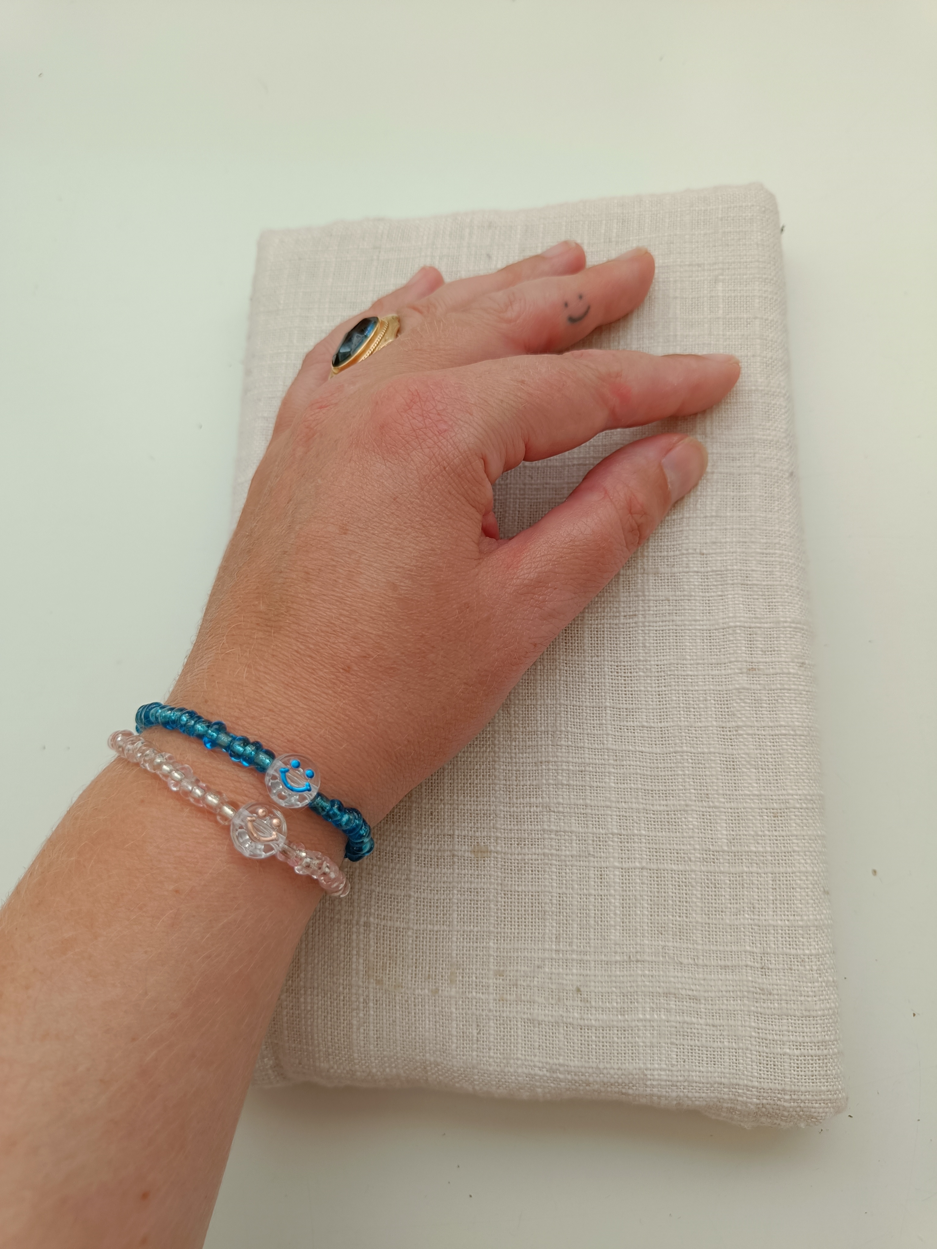 Armbandje - smiley blauw