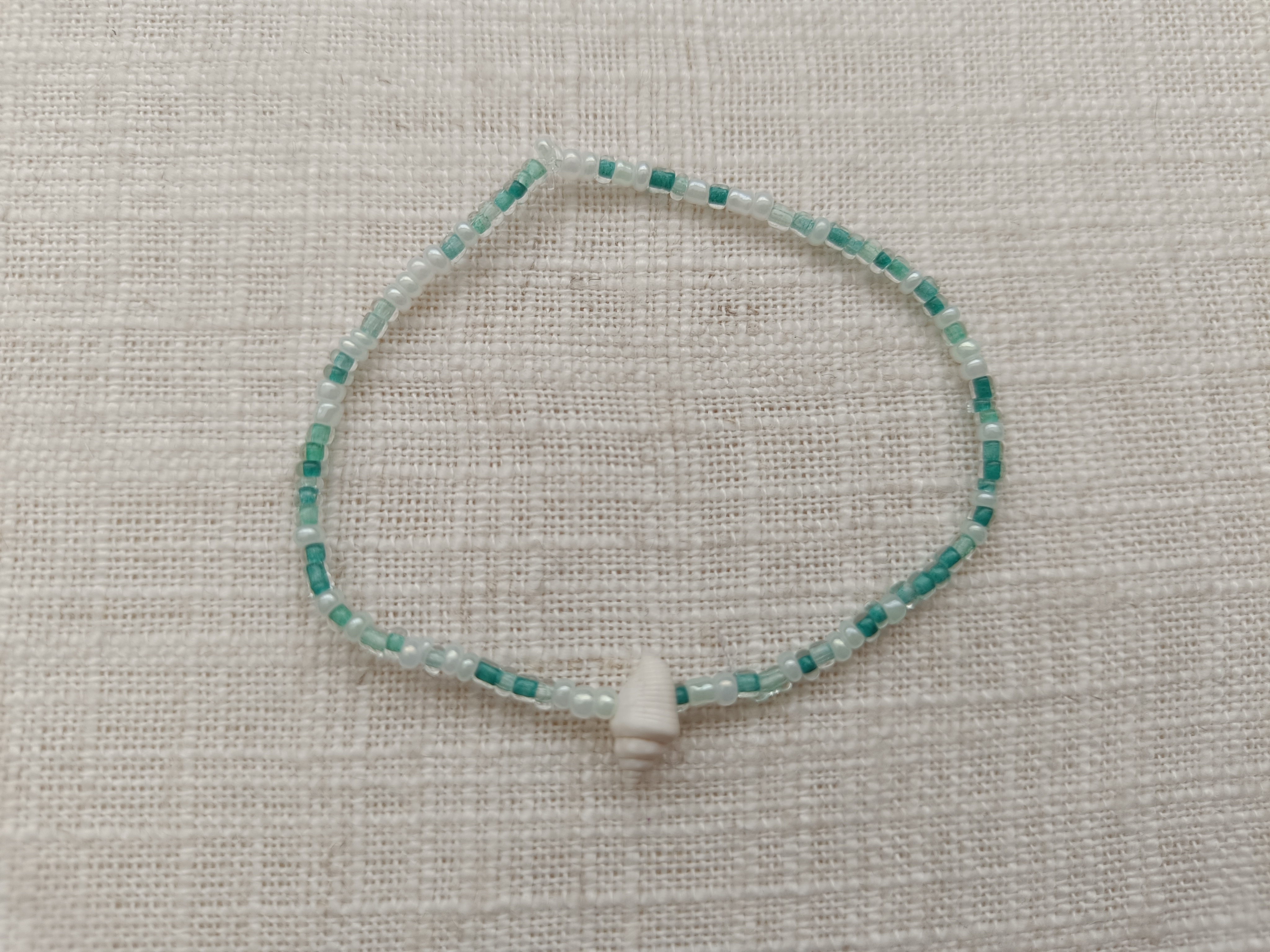Armbandje - groen/wit schelp