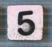 Houten Scrabble cijfer 5