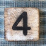 Houten Scrabble cijfer 4