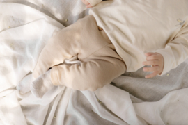 Fijn zandkleurig broekje van Levv.