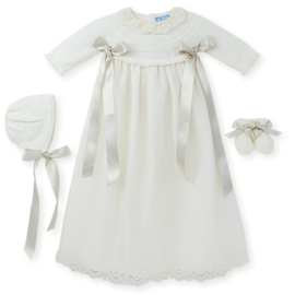 Prachtige uitgewerkte doopjurk  met bonnet en slofjes in het Offwhite.