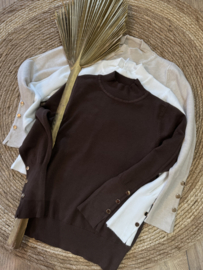 Fijn basis shirtje in het offfwhite met gouden knoopjes.