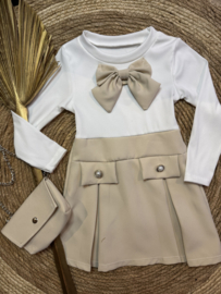 Mooi uitgewerkt jurkje met tasje in het zandkleur /offwhite.