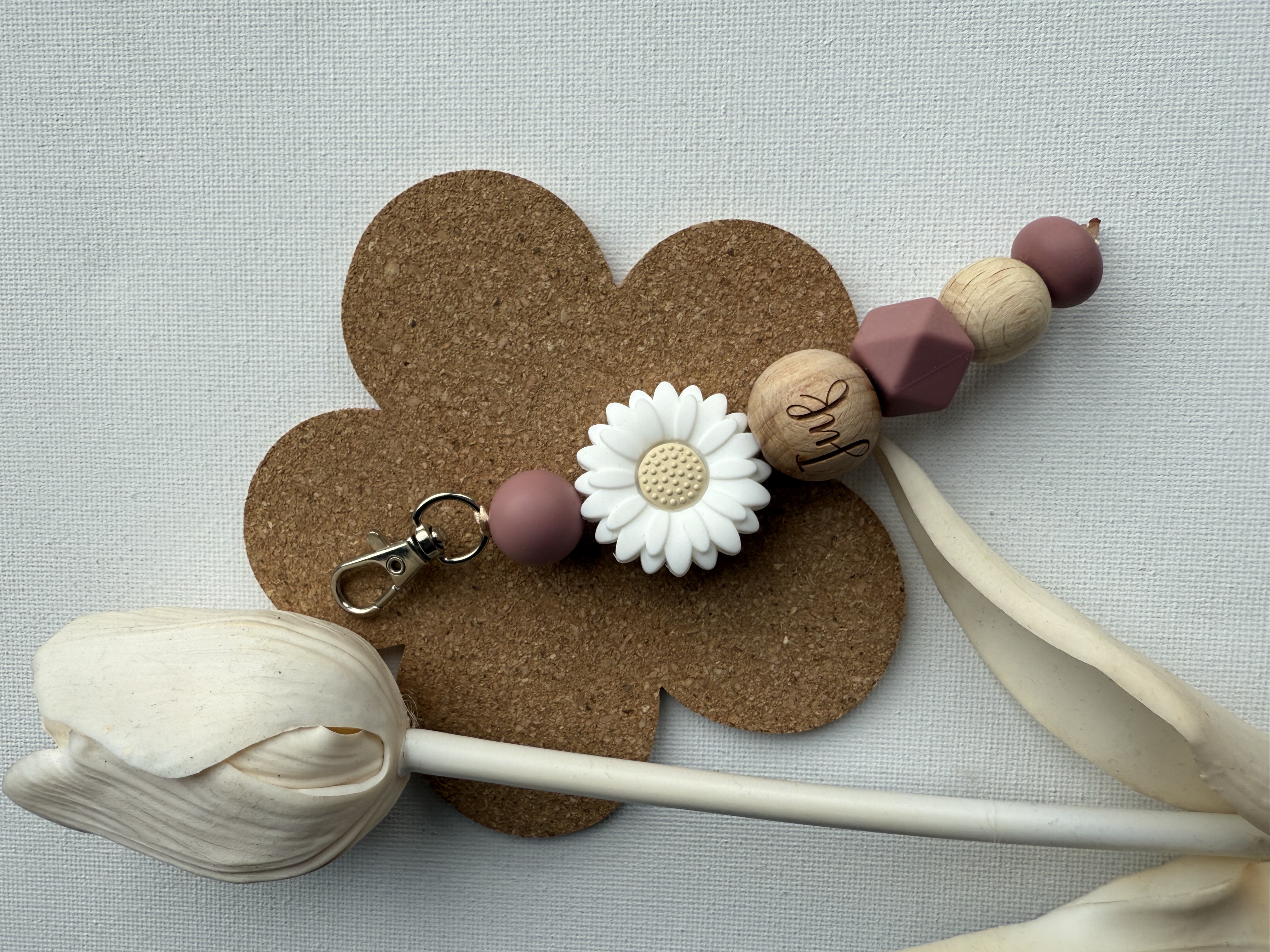 Sleutelhanger Juf met houten kralen en oudroze -offwhite