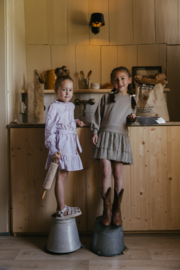 Lila jurk met mooie details van Levv.