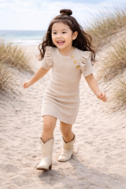 Fijne gebreide jurkjes met mooie goudkleurige knopen in het zandkleur .