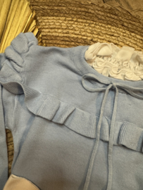 Mooi fijn gebreid truitje met blouse kraag in het lichtblauw/offwhite.