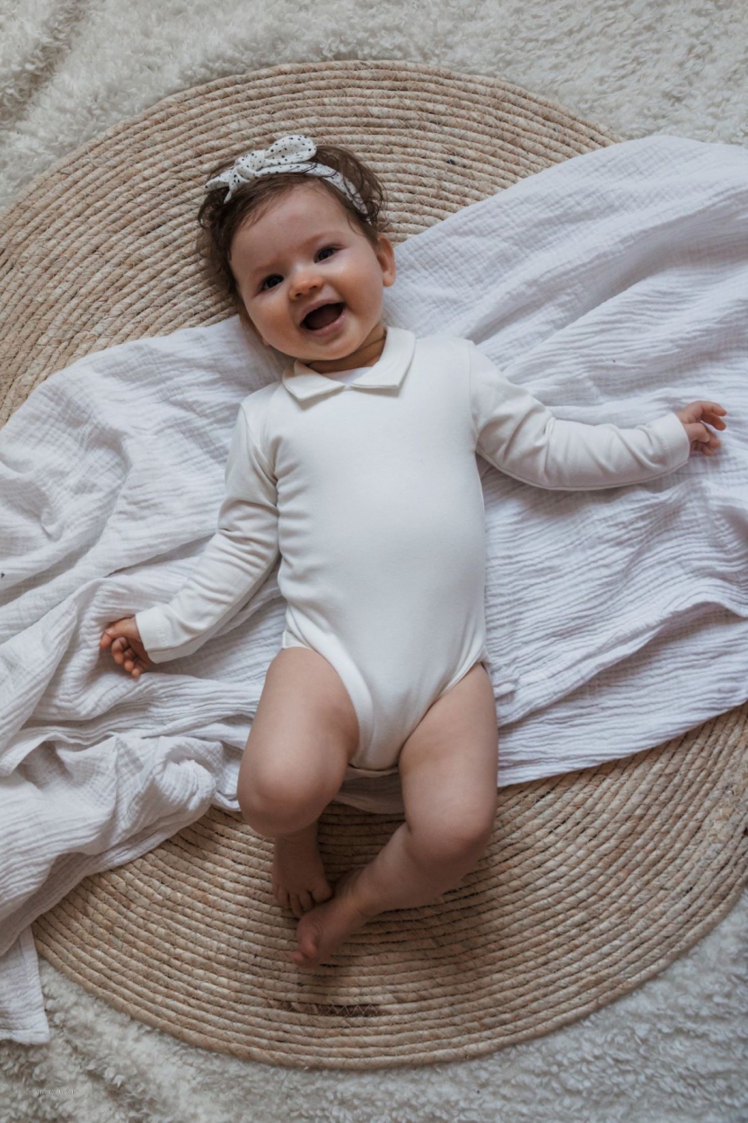 Prachtige basis romper van Klein babykleding in het offwhite.