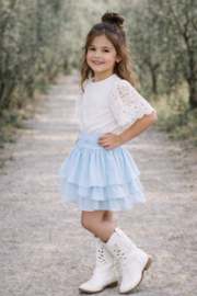 Mooi uitgewerkt rokje in het lichtblauw .