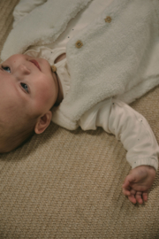 Heerlijk zacht teddy giletje van Petite Maison in het offwhite.