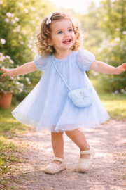 Prachtige uitgewerkte ballonjurk van Mayoral in het lichtblauw met tasje.
