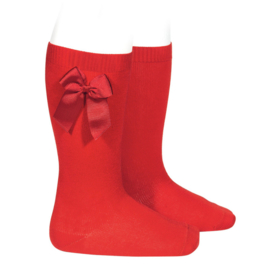 Condor kniekous rood met een satijnen strik.