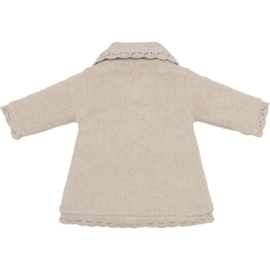 Lief gebreid jasje van klein baby a-line model in het beige melange.