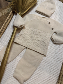 Prachtig 3-delig gebreid  setje in de kleur Natural van Mac ilusion.