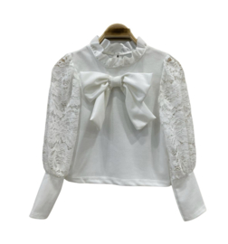 Prachtige top met kant en een mooie strik in het offwhite.