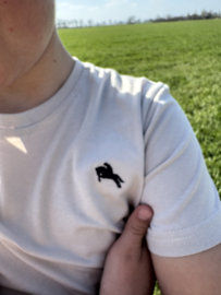 Stoer zandkleur shirt met een mooi logo.