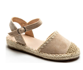 Mooie zandkleurige espadrilles .