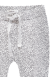 Fijn Noppies broekje wit met zwarte dots.