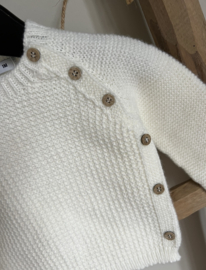 Mooi gebreid truitje van Babidu in het offwhite.