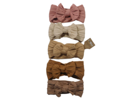 Babyhaarband breed met kabel geknoopt bruin.