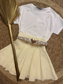 Fijn gebreid plooirokje in het zacht geel.