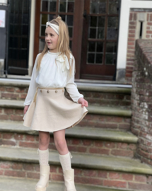 Mooie offwhite blouse met strik bij de hals.