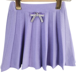 Fijn gebreid plooirokje in het lila met een mooie strik speld met strass sterntjes .