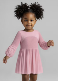 Mooi uitgewerkt jurkje van Mayoral in het oudroze.