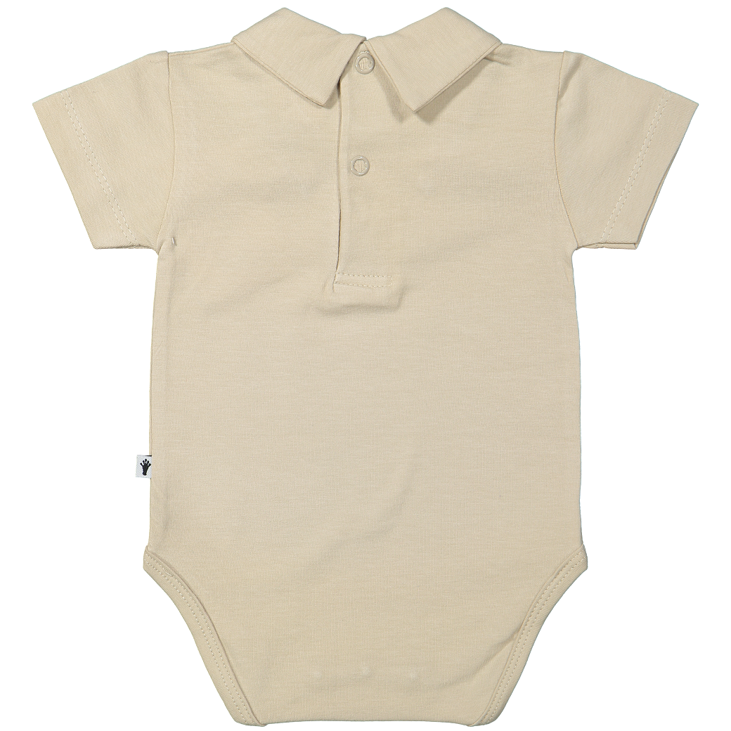 Polokraag romper met korte mouw van klein baby in het zandkleur.