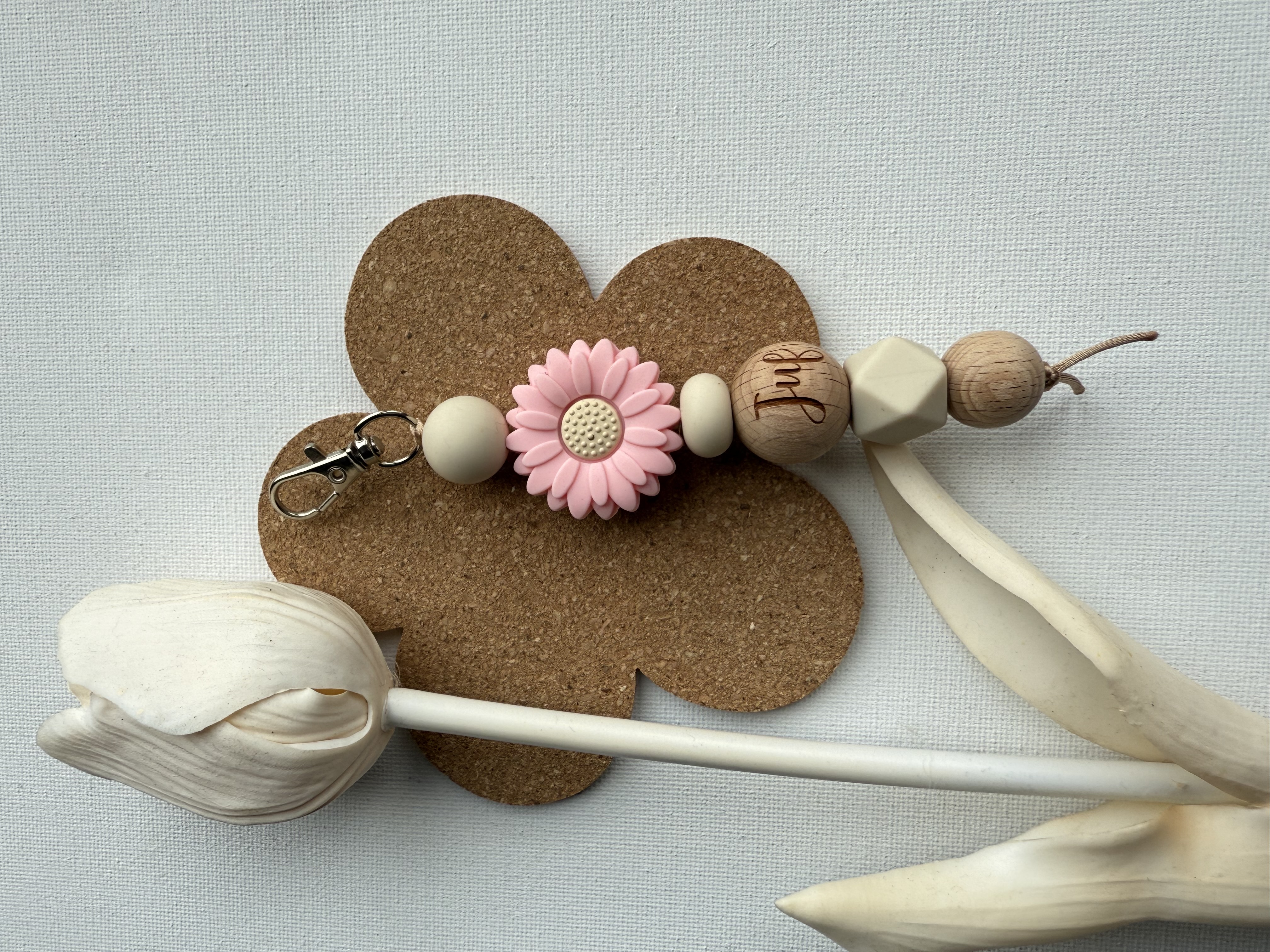 Sleutelhanger met juf in het roze en zand .
