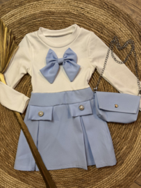 Mooi uitgewerkt jurkje offwhite met lichtblauw en tasje .