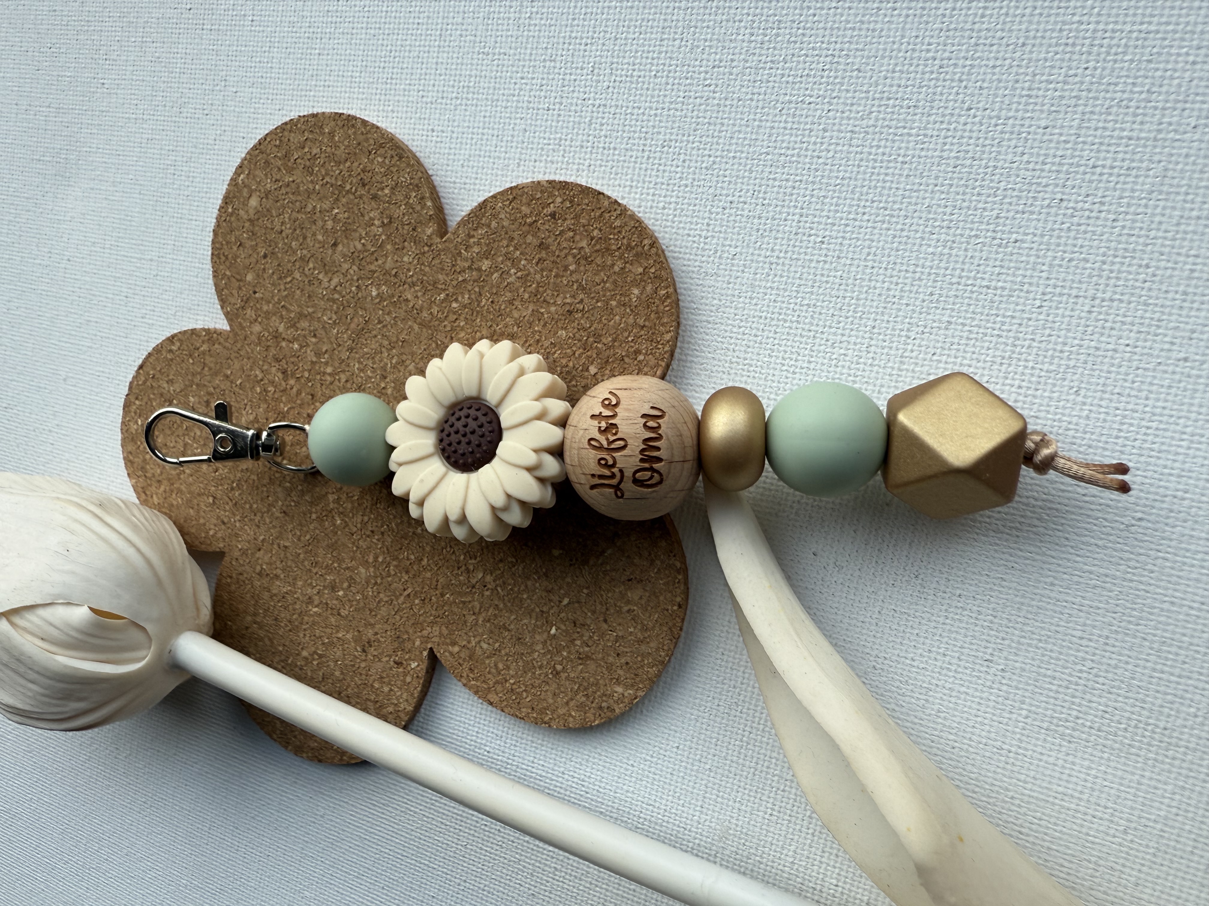 Sleutelhanger Liefste Oma in goud - oudgroen en houtkleur.
