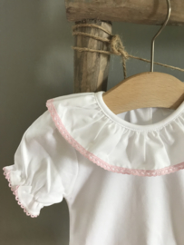 Prachtige wit met roze romper met korte mouw.