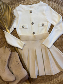 Fijn gebreid plooirokje in het zandkleur .