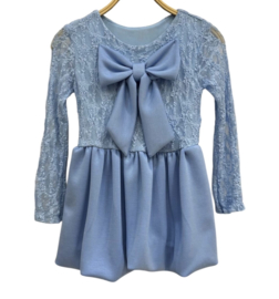 Mooi uitgewerkt ballon jurkje met kant in het lichtblauw.