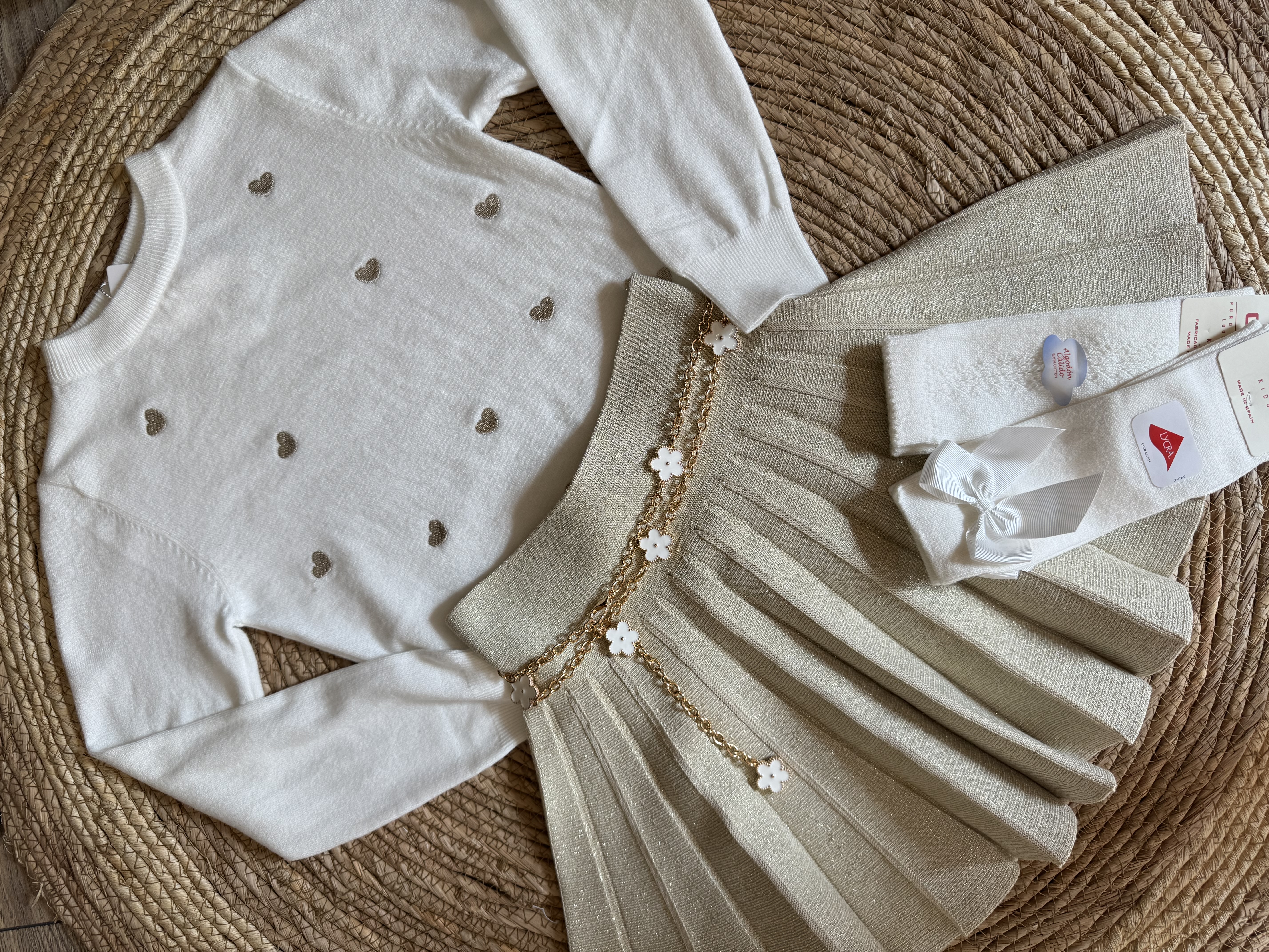 Mooi offwhite truitje met goudkleurige hartjes.