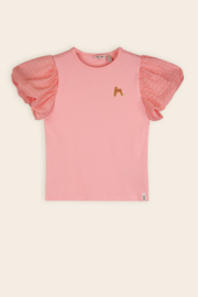 Mooi vrolijk shirtje van NoNo met mooie mouwen in het fuchsia.