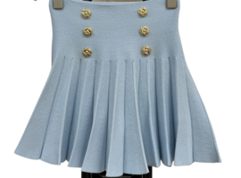 Fijn gebreid rokje met gouden knopen in het lichtblauw.